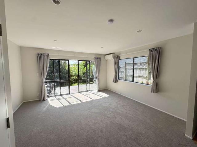 14/44 Fields Parade, Albany, North Shore City