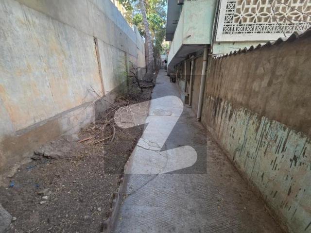 1464 Sq. Yds Prime Builder Opportunity 2 Side Corner Demolish Condition House for Sale PECHS Block 3