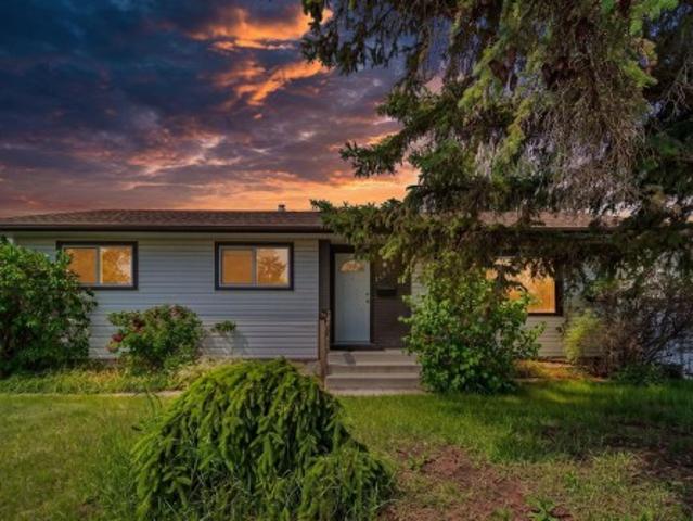 1482 A Street, Edmonton, AB, T5C 1A5 house for sale | Listing ID E4495 | Royal LePage
