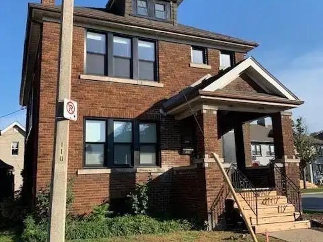1496/1498 GILES BOULEVARD East