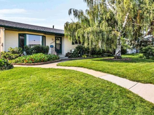 1492 Street Nw, Edmonton, AB, T5C 0J1 house for sale | Listing ID E4501 | Royal LePage