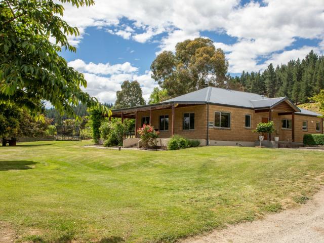 149 Dunstan Road, in the city: Central Otago, city area: Alexandra, price: latitude: 45.2346, longitude: 169.3885