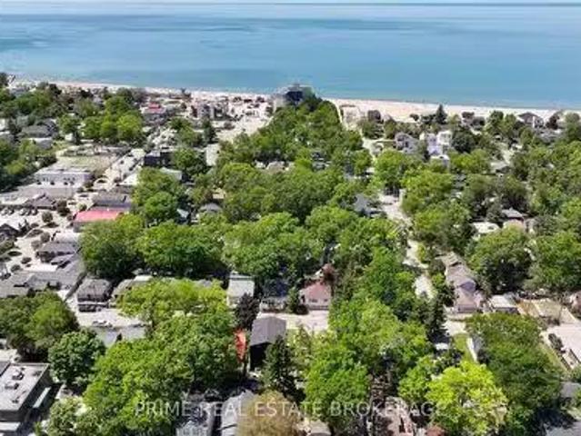 14 Warwick Avenue, Lambton Shores Grand Bend, ON, N0M 1T0.