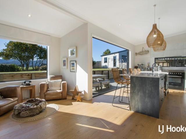 14 Abbott Road, in the city: Hauraki, city area: Waihi, price: 950000, latitude: 37.392753, longitude: 175.841441