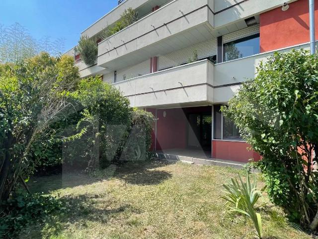 14 B AV JEAN PERROT. T3 REZ DE JARDIN LUMINEUX ET PLACE DE