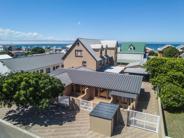 14 Bed Apartment in Hartenbos