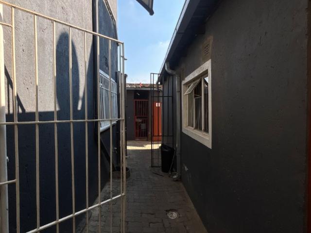14 Bedroom House For Sale in Tsenolong