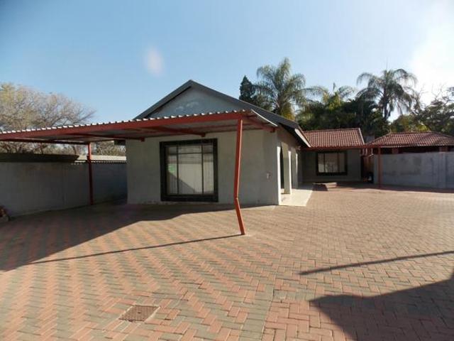 14 Bedroom House in Onverwacht