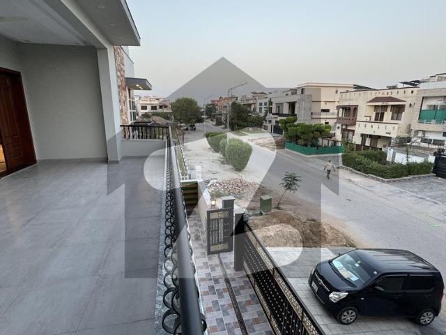 14 Marla 40x80 Park Corner Brand New House For Sale G 13/4 Islamabad G 13/4