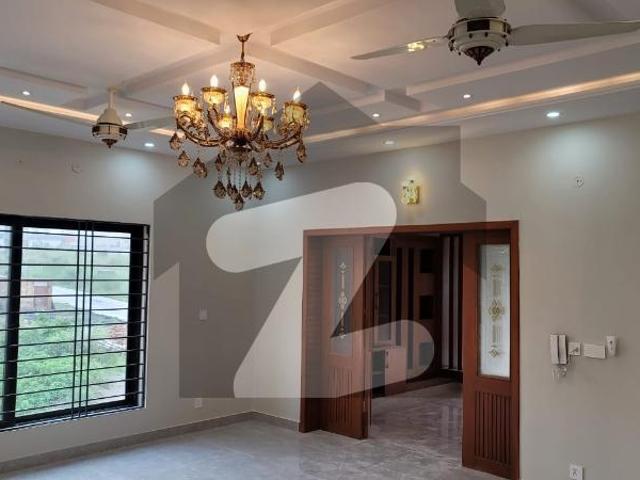 14 Marla House Ideally Situated In D 12