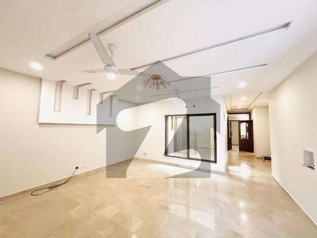 14 Marla solid construction near to markaz and family park and margallah avenue D 12