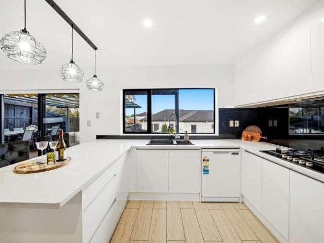 14 San Casello Rise, Henderson, Waitakere City