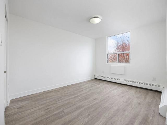 150, 155 & 160 Market St. 2 Bedroom Apartment for Rent at 155 Spring Garden Apts Hamilton, ON L8R 3H5 Central Hamilton