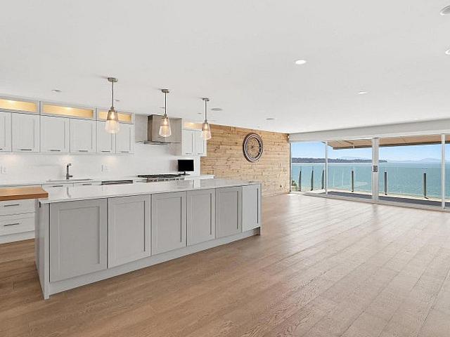 15240 Victoria Avenue White Rock, British Columbia
