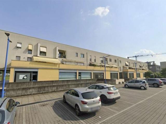 15/2023 124 negozio al piano terra, con tre posti auto coperti