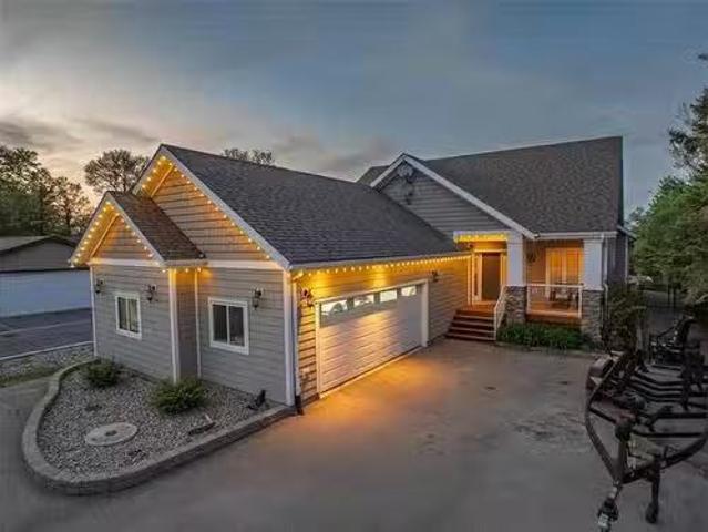 152 Grand Cir, Petersfield, MB, R0C 2L0 Luxury House for sal.