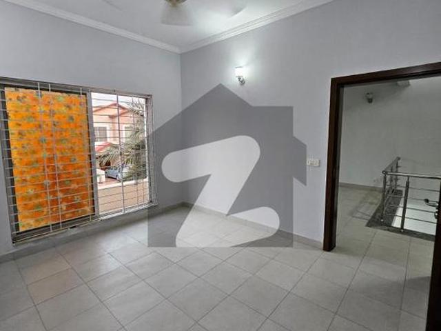 152 Sq Yd General Villa For Sale Precinct 11A. 3 Bedrooms | Drawing, Dining, Closed Italian Kitchen & TV Lounge. Near Entrance | Near Murree Point | Huge Greenbelt | Close to Parks, Mosques & Shopping Gallery. Just 8 Min Drive from Main Gate. Bahria Town Precinct 11 A