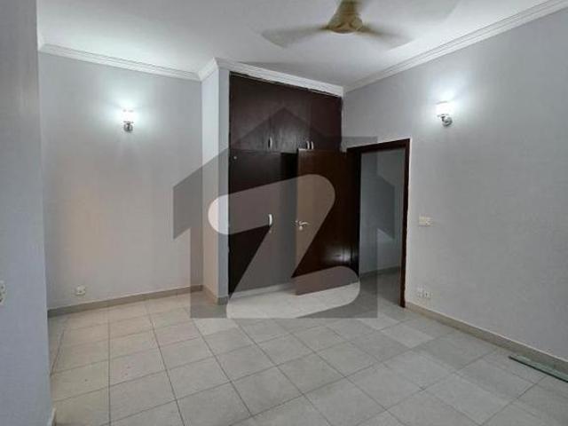 152 Sq Yd General Villa For Sale Precinct 11A. 3 Bedrooms | Drawing, Dining, Closed Italian Kitchen & TV Lounge. Near Entrance | Near Murree Point | Huge Greenbelt | Close to Parks, Mosques & Shopping Gallery. Just 8 Min Drive from Main Gate. Bahria Town Precinct 11 A
