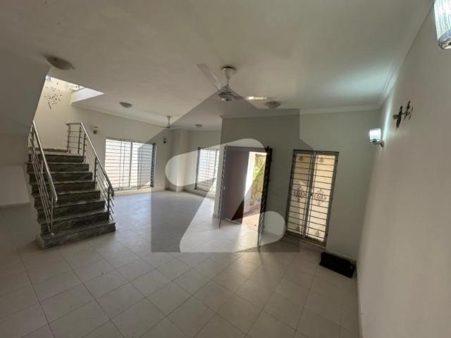 152sq Yard 3 Bedrooms Luxury Villa Is Available FOR RENT. 8km From Entrance Of BTK. 3 Bed DDL 1 Kitchen Bahria Town Precinct 11 B