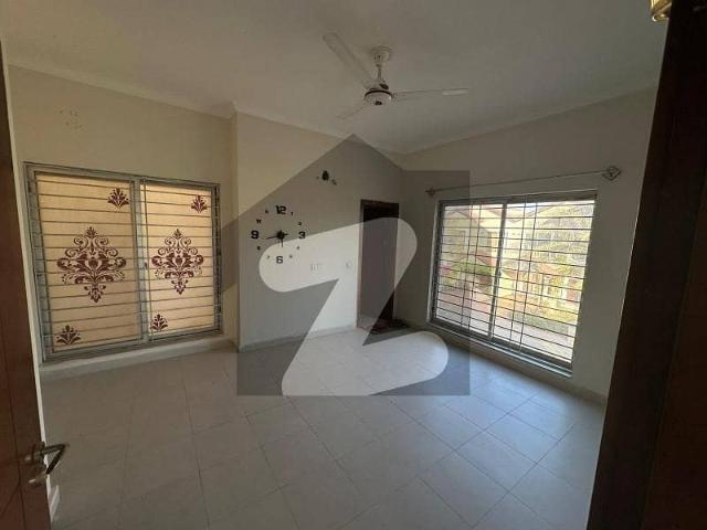 152sq Yd 3 Bedrooms Luxury Villa Is Available FOR RENT. 8km From Entrance Of BTK. 3 Bed DDL 1 Kitchen