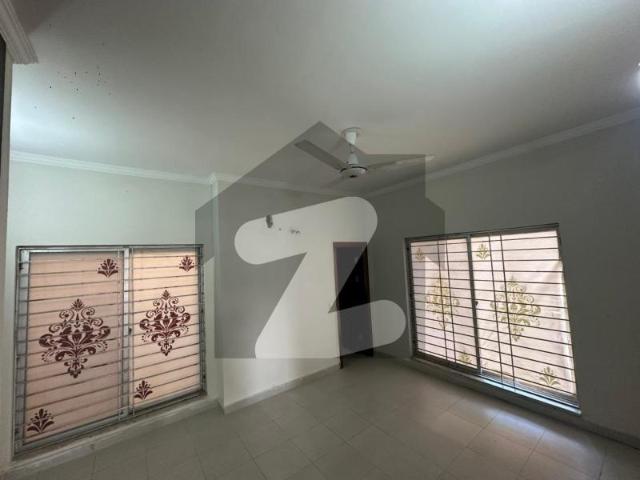152sq Yd 3 Bedrooms Luxury Villa Is Available FOR RENT. 8km From Entrance Of BTK. 3 Bed DDL 1 Kitchen Bahria Town Precinct 10 B