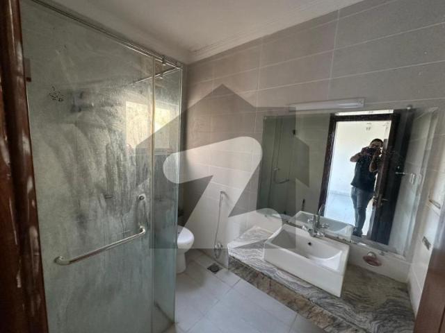 152sq Yd 3 Bedrooms Luxury Villa Is Available FOR RENT. 8km From Entrance Of BTK. 3 Bed DDL 1 Kitchen Bahria Town Precinct 11 B