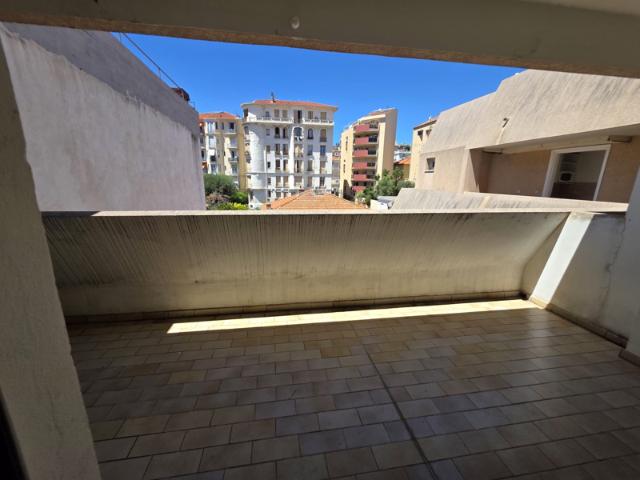 159 000 EUR OPPORTUNITÉ RARE À NICE QUARTIER LIBÉRATION