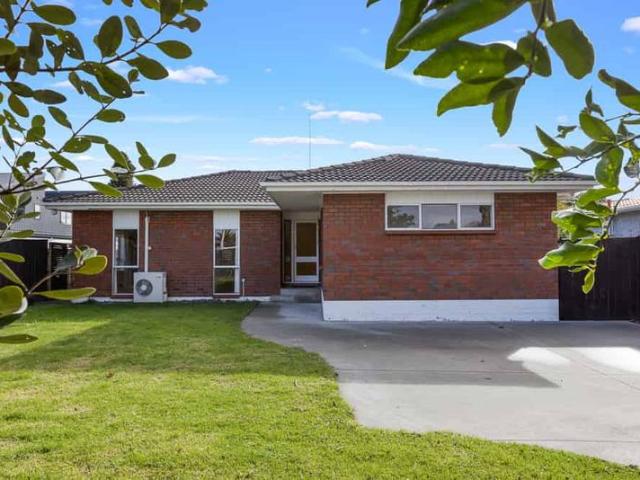 15 Taikata Road, Te Atatu Peninsula, Waitakere City For Sale
