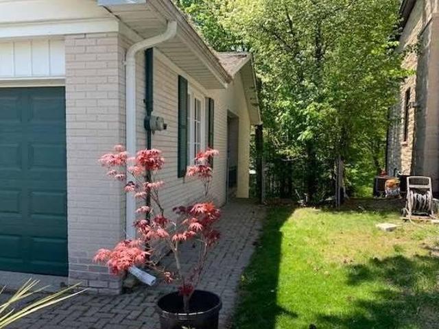 15 Artinger Court Toronto ON M3B 1J9 3 Bedroom House for Rent for 4800 month
