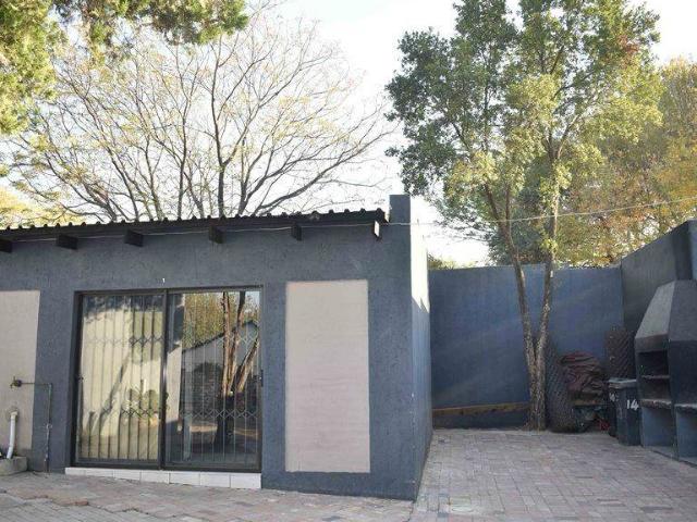 15 Bedroom House in Bloubosrand