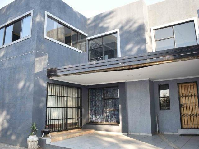 15 Bedroom House in Bloubosrand