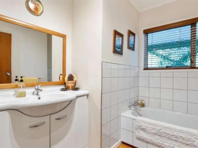 15 Easton Park Parade, Glenfield, North Shore City
