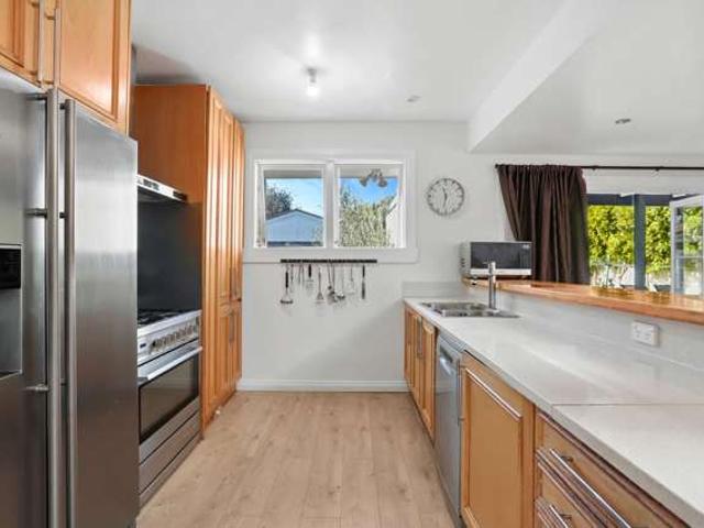 15 Kingdale Road, Henderson, Waitakere City