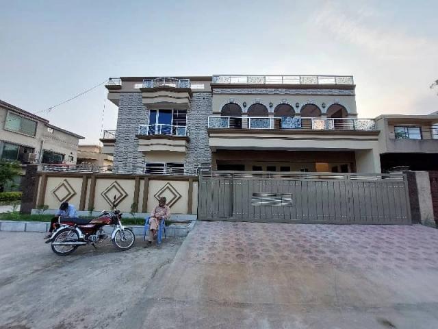 15 Marla Luxurious Corner House Available For Sale. Islamabad Soan Garden ID 80176