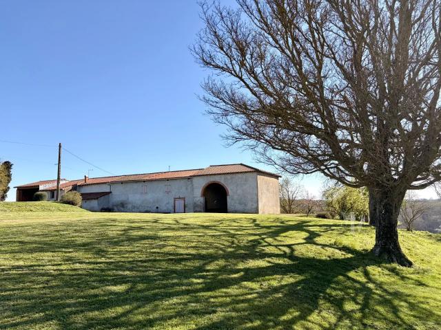15 Min Villefranche, corps de ferme à rénover avec dépendances s