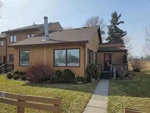 15 Middle Dr, Winnipeg Beach, MB, R0C 3G0 townhouse for sale.