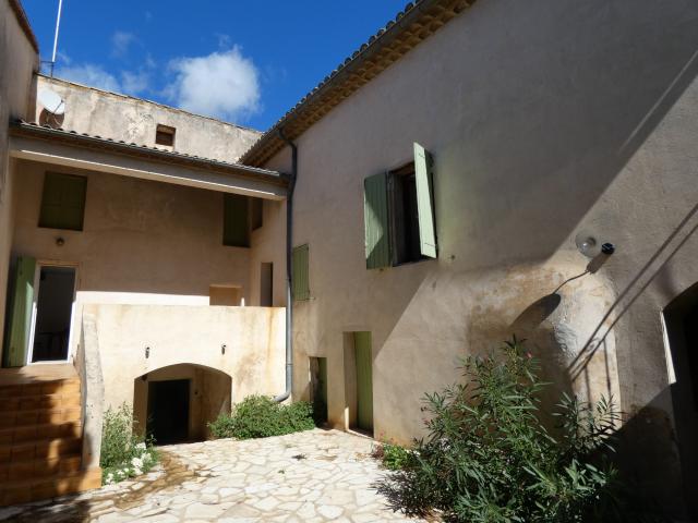 15MN Uzes, maison de village avec cour interieur