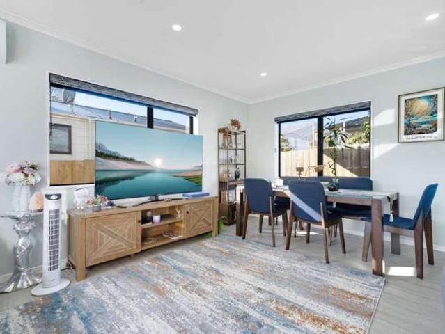 15b Crown Crescent, Otara, Manukau City