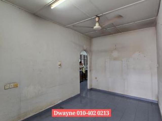 1600SQFT End Lot Corner 10ft Sideyard