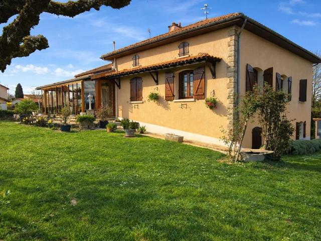 Étagnac: Spacieuse Maison 207m², 4 Ch, Terrain