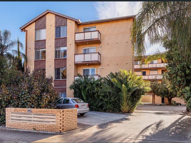 Freshly Painted 2 Bedroom Unit In Great Location