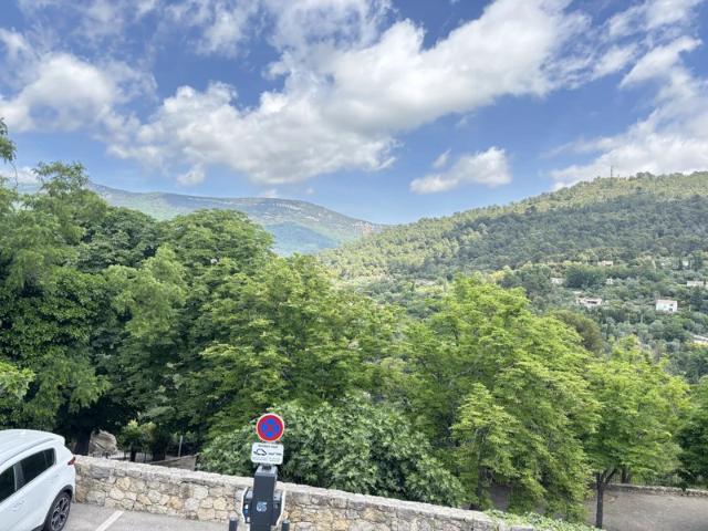 162 000 € – Une maison de village avec vue, garage et potentiel d’évolution