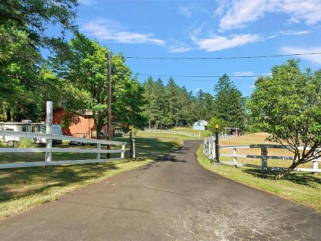 1649 Charlton Rd, Saanich, BC, V9E 2C8 house for sale | Listing ID 1044 | Royal LePage