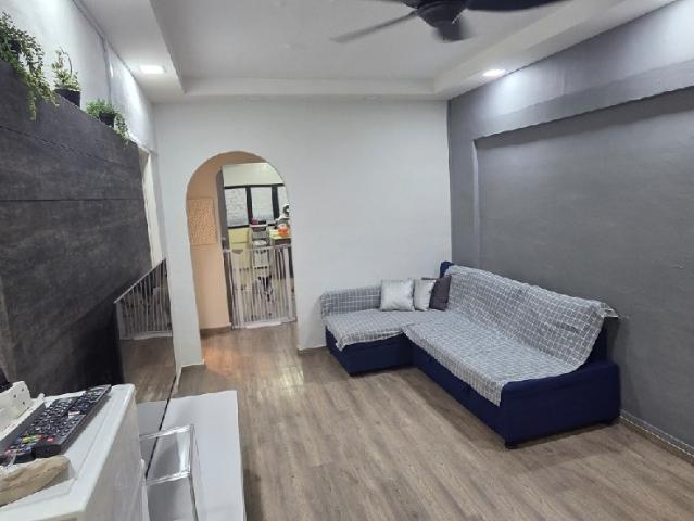 164 Bukit Batok Street 11 HDB Apartment For Sale, $440,000, 2 Bed 2 Bath 786 sqft $560.00 psf