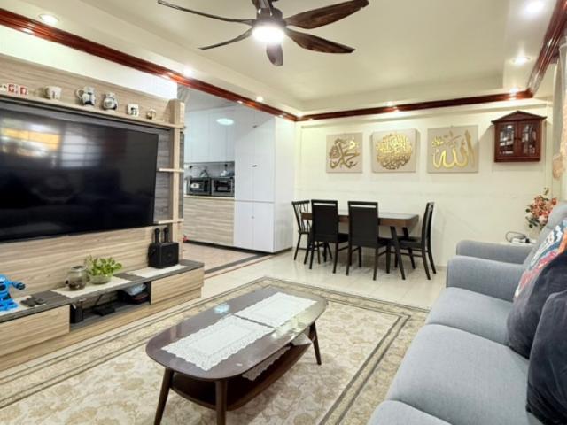 166 Yishun Ring Road HDB Apartment For Sale, $470,000, 3 Bed 2 Bath 904 sqft $520.00 psf