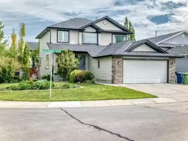 167 Fairways Close Nw, Airdrie, AB, T4B 2P4 house for sale.