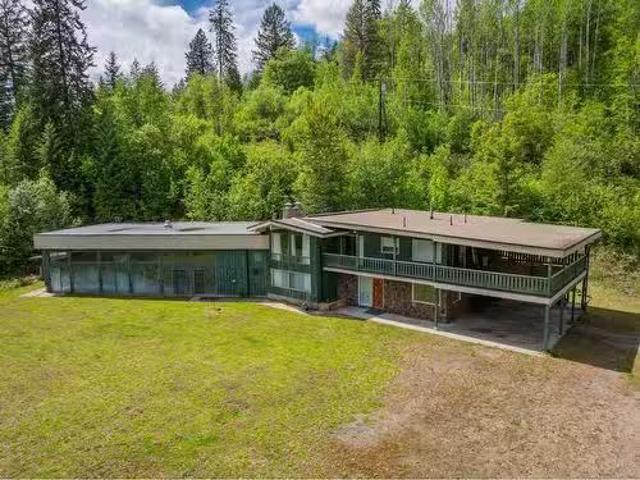 1697 Mountain Street, Fruitvale, BC, V0G 1L1 house for sale.