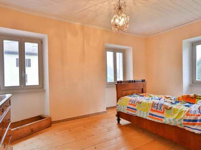 16 Zimmer Tessinerhaus mit 4 Wohnungen und Bauland und Aussicht / casa ticinese di 16 camere 4 appartamenti e terreno edificabile | dreamo. Ch