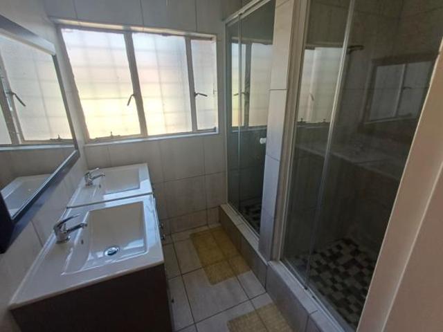 16 Bedroom House in Universitas