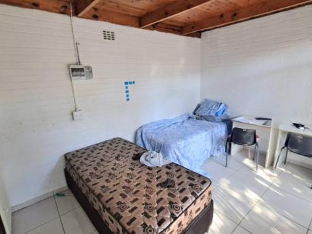 16 Bedroom House in Universitas